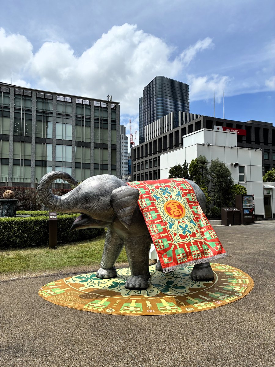37年前にグアムで購入した象 象好きには、、、、たまりません。 A balloon elephant recreating the elephant that once lived on