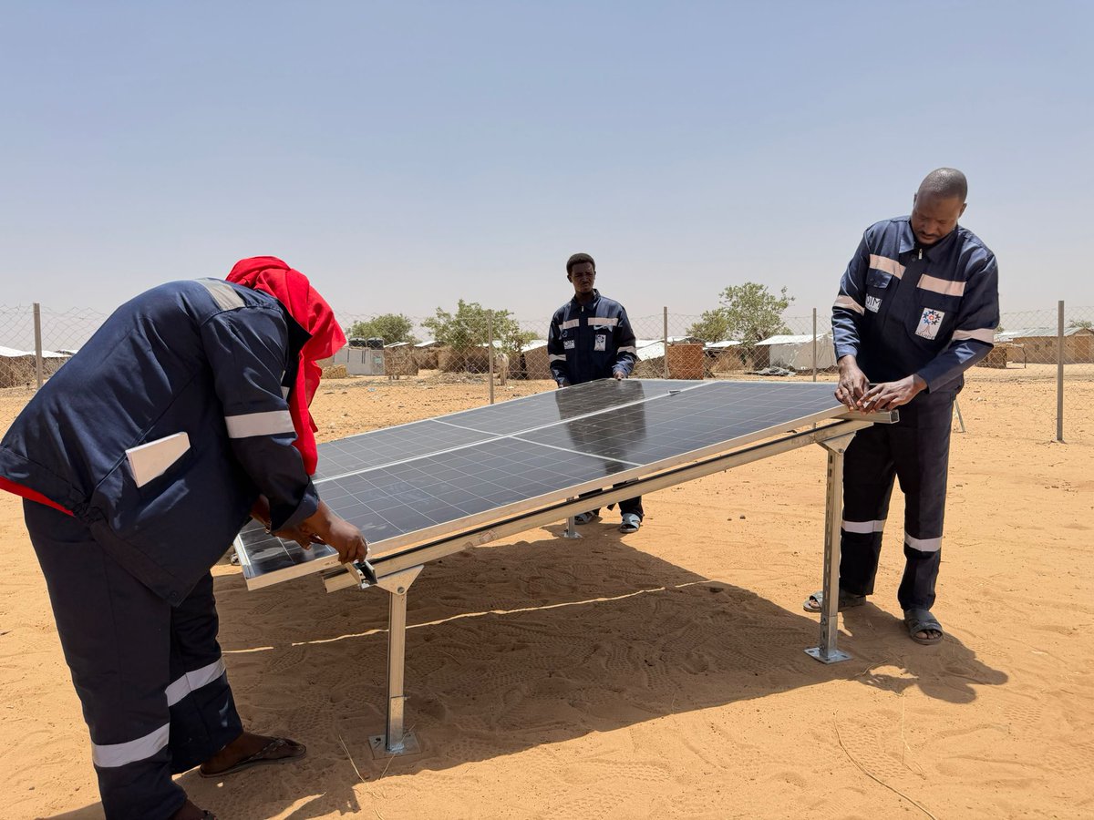 OIMTchad's tweet photo. À Tongori, des jeunes retournés du Soudan se forment aux métiers du solaire avec l'ONAPE — des savoir-faire ancrés dans les réalités d'une région en première ligne du changement climatique.  L'approche Haguina en action. 🌞

Projet #CCMD, financé par le Danemark 🇩🇰. https://t.co/cFs8j2EHpB