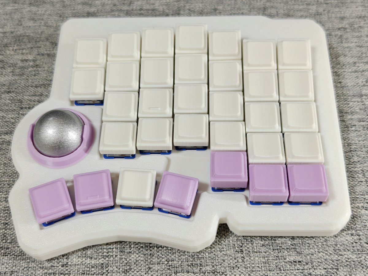 GadgetShun's tweet photo. キーケットで購入したパーツでAuto-KDKのキーボードが今頃完成。🤣
デザインは簡単だったけど作るのは結構大変だったな。
17mmのキーキャップは自作。PRINSFILの藤色がおしゃれな感じになったのではないかな。
キーキャップは公開予定なので気になった方はフォローしてください🙏
#Auto_KDK #PRINSFIL https://t.co/zZKg3gRCEC