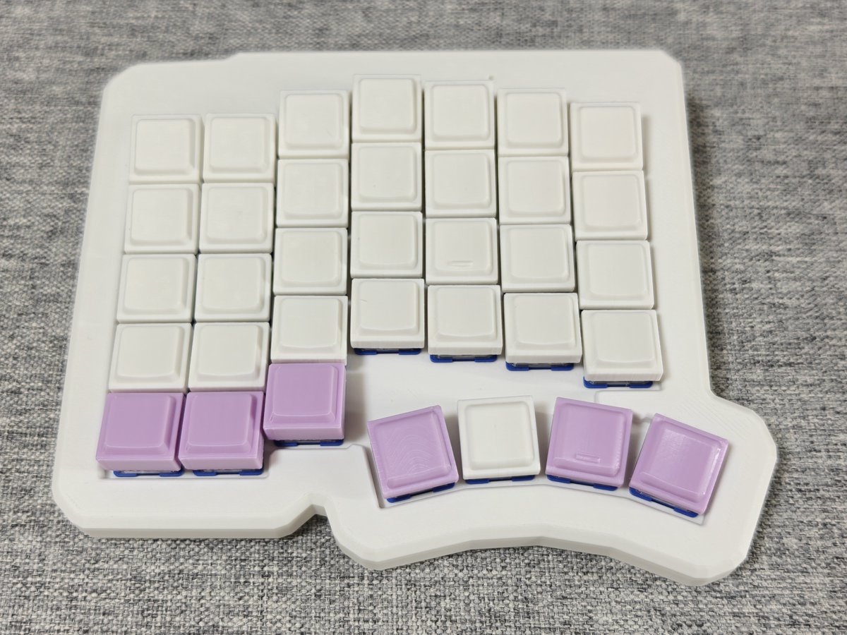 GadgetShun's tweet photo. キーケットで購入したパーツでAuto-KDKのキーボードが今頃完成。🤣
デザインは簡単だったけど作るのは結構大変だったな。
17mmのキーキャップは自作。PRINSFILの藤色がおしゃれな感じになったのではないかな。
キーキャップは公開予定なので気になった方はフォローしてください🙏
#Auto_KDK #PRINSFIL https://t.co/zZKg3gRCEC