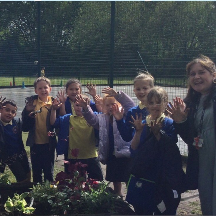 RochdaleCouncil's tweet photo. Thank you to @HollinPrimary for sharing these lovely photos of their wonderful sensory garden taking shape, created with plants from Bowlee Garden Nursery.

Our team at the nursery offered advice on which plants would work best and the children loved getting their hands dirty👏 https://t.co/QIXDNCriYQ