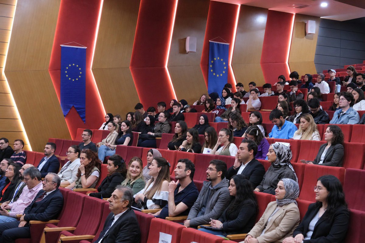 Bursa_abbm's tweet photo. 1️⃣Avrupa Birliği tarafından finanse edilen ve BTSO çatısı altında faaliyet gösteren Bursa AB Bilgi Merkezimiz tarafından Avrupa Günü kapsamında düzenlenen “Kampüsten Avrupa’ya: Proje Yolculuğunuz Başlıyor” etkinliğimizi Mudanya Üniversitesi’nde gerçekleştirdik. https://t.co/Kb1JEwxmHU