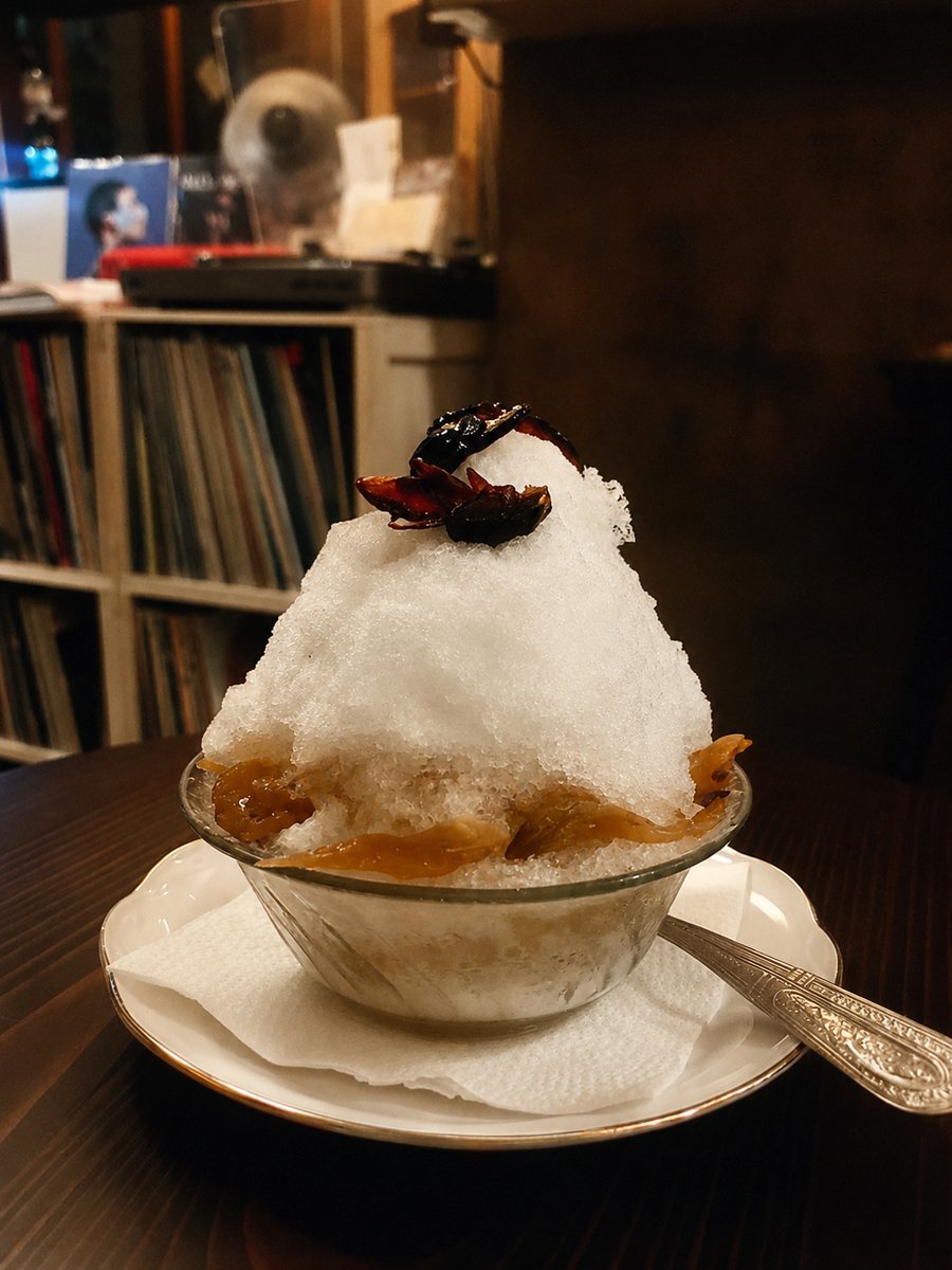 asderous's tweet photo. 1 | La charmante devanture d’Asahi Ice 朝日夫婦, institution du Baobing 剉冰 à Tamsui. 
Son estuaire est le rendez-vous des amoureux et des familles venus fuir le tumulte de Taipei le week-end.

2 | Un Baobing 剉冰 à la mangue verte séchée, prune confite, prune au shiso et sirop de café maison.