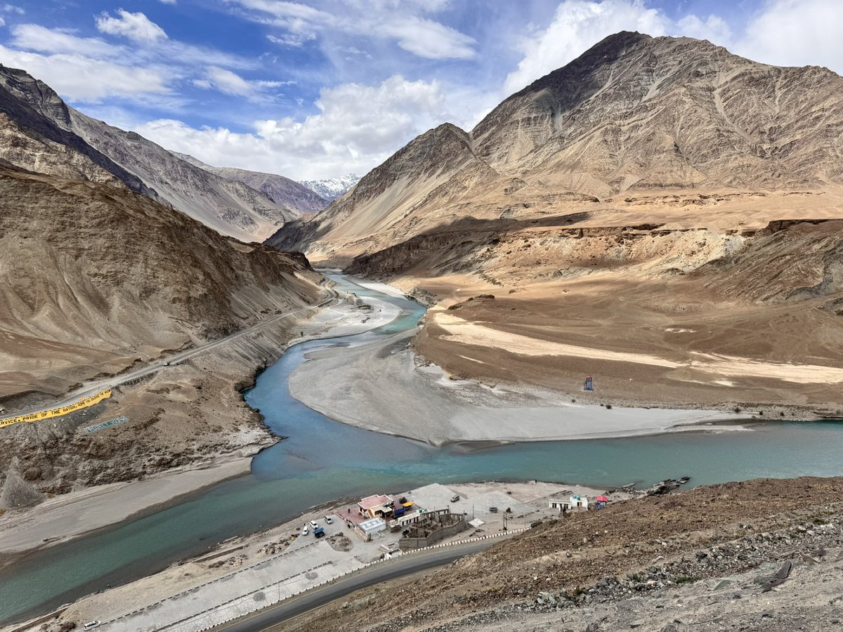 Aishizen10's tweet photo. Ngày 2: LEH – HEMIS MONASTERY – NGÃ BA SÔNG INDUS – TRẢI NGHIỆM & PHOTO TOUR
Sau bữa sáng tại khách sạn, đoàn rời Leh cho hành trình tham quan trong ngày, di chuyển nhẹ nhàng dọc theo thung lũng sông Indus xinh đẹp an yên – khu vực thấp và dễ thích nghi hơn so với các cung đèo cao.
• Hemis Monastery Điểm đến đầu tiên là Hemis Monastery – tu viện lớn và giàu ảnh hưởng nhất Ladakh. Nằm ẩn mình giữa thung lũng núi đá, Hemis mang kiến trúc Tây Tạng cổ kính, là trung tâm sinh hoạt văn hóa – giáo dục quan trọng của vùng. Đoàn tham quan các khu điện thờ, bảo tàng nhỏ lưu giữ tượng Phật, tranh thangka và cổ vật, đồng thời cảm nhận không gian trầm tĩnh đặc trưng của tu viện vùng Himalaya. Cung đường đèo vách đá đẹp mê người ^^
• Ngã ba sông Indus Tiếp tục hành trình, đoàn đến khu vực ngã ba sông Indus, nơi các dòng nước hội tụ giữa núi đá và sa mạc cao nguyên. Đây là điểm dừng chân lý tưởng cho photo tour, ghi lại những khung hình đặc trưng của Ladakh: dòng sông xanh uốn lượn, núi trọc nhiều lớp màu và bầu trời rộng mở.
• Trải nghiệm mạo hiểm nhẹ (tùy chọn) Tại khu vực ven sông, đoàn có thể tham gia các hoạt động:
 Bungee Jumping – thử thách giới hạn bản thân trong khung cảnh Himalaya hùng vĩ. Bạn Chi nhát gan quá nên thích lém mà hông dám nhảy :p
 Zipline – lướt qua thung lũng, ngắm toàn cảnh sông núi từ trên cao