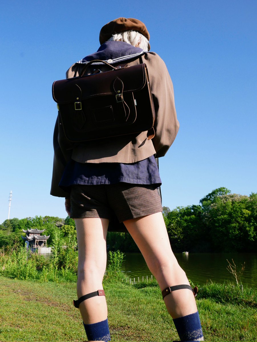inchoshi's tweet photo. 少年装の後ろ姿も結構好きです
この服飾のバランスにショートパンツからスラっと伸びる脚が好きなのです
この写真はこの間公園を散策した時のもの
新緑と青空と日光による陰影も楽しい https://t.co/mlkCuNr1de