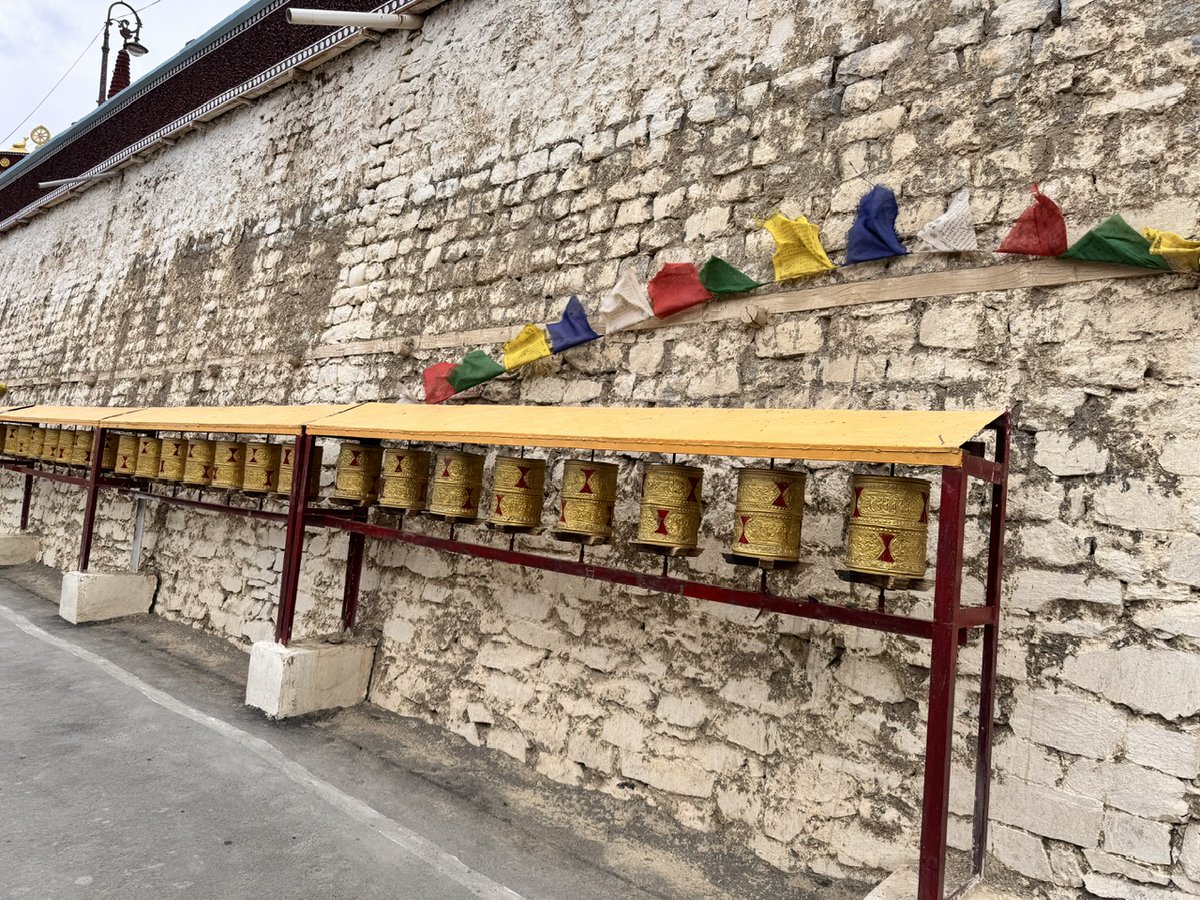 Aishizen10's tweet photo. Ngày 2: LEH – HEMIS MONASTERY – NGÃ BA SÔNG INDUS – TRẢI NGHIỆM & PHOTO TOUR
Sau bữa sáng tại khách sạn, đoàn rời Leh cho hành trình tham quan trong ngày, di chuyển nhẹ nhàng dọc theo thung lũng sông Indus xinh đẹp an yên – khu vực thấp và dễ thích nghi hơn so với các cung đèo cao.
• Hemis Monastery Điểm đến đầu tiên là Hemis Monastery – tu viện lớn và giàu ảnh hưởng nhất Ladakh. Nằm ẩn mình giữa thung lũng núi đá, Hemis mang kiến trúc Tây Tạng cổ kính, là trung tâm sinh hoạt văn hóa – giáo dục quan trọng của vùng. Đoàn tham quan các khu điện thờ, bảo tàng nhỏ lưu giữ tượng Phật, tranh thangka và cổ vật, đồng thời cảm nhận không gian trầm tĩnh đặc trưng của tu viện vùng Himalaya. Cung đường đèo vách đá đẹp mê người ^^
• Ngã ba sông Indus Tiếp tục hành trình, đoàn đến khu vực ngã ba sông Indus, nơi các dòng nước hội tụ giữa núi đá và sa mạc cao nguyên. Đây là điểm dừng chân lý tưởng cho photo tour, ghi lại những khung hình đặc trưng của Ladakh: dòng sông xanh uốn lượn, núi trọc nhiều lớp màu và bầu trời rộng mở.
• Trải nghiệm mạo hiểm nhẹ (tùy chọn) Tại khu vực ven sông, đoàn có thể tham gia các hoạt động:
 Bungee Jumping – thử thách giới hạn bản thân trong khung cảnh Himalaya hùng vĩ. Bạn Chi nhát gan quá nên thích lém mà hông dám nhảy :p
 Zipline – lướt qua thung lũng, ngắm toàn cảnh sông núi từ trên cao