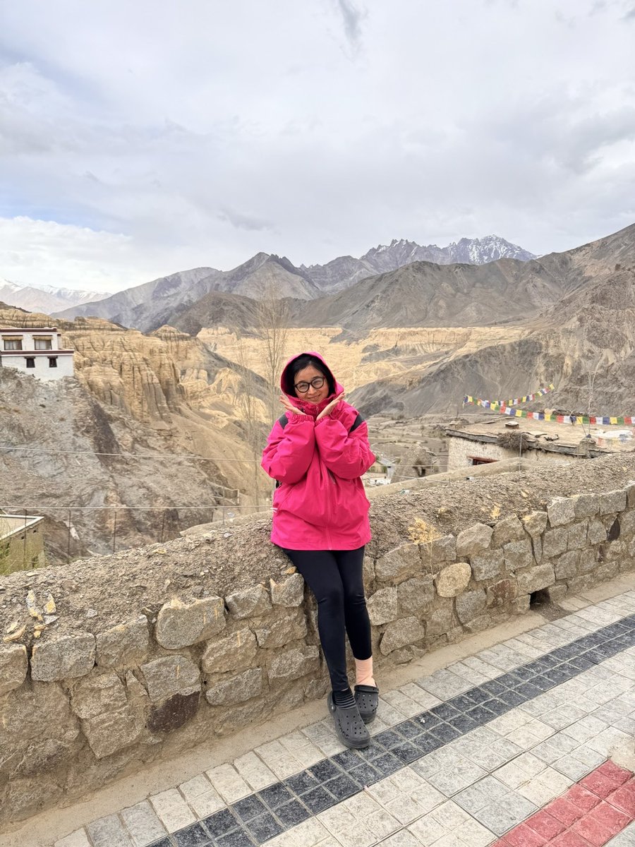 Aishizen10's tweet photo. Ngày 2: LEH – HEMIS MONASTERY – NGÃ BA SÔNG INDUS – TRẢI NGHIỆM & PHOTO TOUR
Sau bữa sáng tại khách sạn, đoàn rời Leh cho hành trình tham quan trong ngày, di chuyển nhẹ nhàng dọc theo thung lũng sông Indus xinh đẹp an yên – khu vực thấp và dễ thích nghi hơn so với các cung đèo cao.
• Hemis Monastery Điểm đến đầu tiên là Hemis Monastery – tu viện lớn và giàu ảnh hưởng nhất Ladakh. Nằm ẩn mình giữa thung lũng núi đá, Hemis mang kiến trúc Tây Tạng cổ kính, là trung tâm sinh hoạt văn hóa – giáo dục quan trọng của vùng. Đoàn tham quan các khu điện thờ, bảo tàng nhỏ lưu giữ tượng Phật, tranh thangka và cổ vật, đồng thời cảm nhận không gian trầm tĩnh đặc trưng của tu viện vùng Himalaya. Cung đường đèo vách đá đẹp mê người ^^
• Ngã ba sông Indus Tiếp tục hành trình, đoàn đến khu vực ngã ba sông Indus, nơi các dòng nước hội tụ giữa núi đá và sa mạc cao nguyên. Đây là điểm dừng chân lý tưởng cho photo tour, ghi lại những khung hình đặc trưng của Ladakh: dòng sông xanh uốn lượn, núi trọc nhiều lớp màu và bầu trời rộng mở.
• Trải nghiệm mạo hiểm nhẹ (tùy chọn) Tại khu vực ven sông, đoàn có thể tham gia các hoạt động:
 Bungee Jumping – thử thách giới hạn bản thân trong khung cảnh Himalaya hùng vĩ. Bạn Chi nhát gan quá nên thích lém mà hông dám nhảy :p
 Zipline – lướt qua thung lũng, ngắm toàn cảnh sông núi từ trên cao