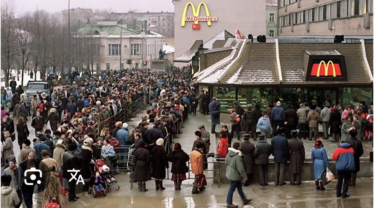 Ahmtacan's tweet photo. SSCB'de 1990 yılında çürük patates kuyruğu!
McDonald's Moskova'ya ilk şubeyi açtığında fiyatlar çok pahalı olduğu halde izdiham olmuştu!
Bu fotoğrafla bazı süper zekâlar dalga geçti ama 1 kilo Macar salamı ya da 2 kilo sosis fiyatına hamburger satıyordu MC Donalds!
Sovyet halkının alım gücüne bakın! 
Siz o Sovyetler'e kurban olun!