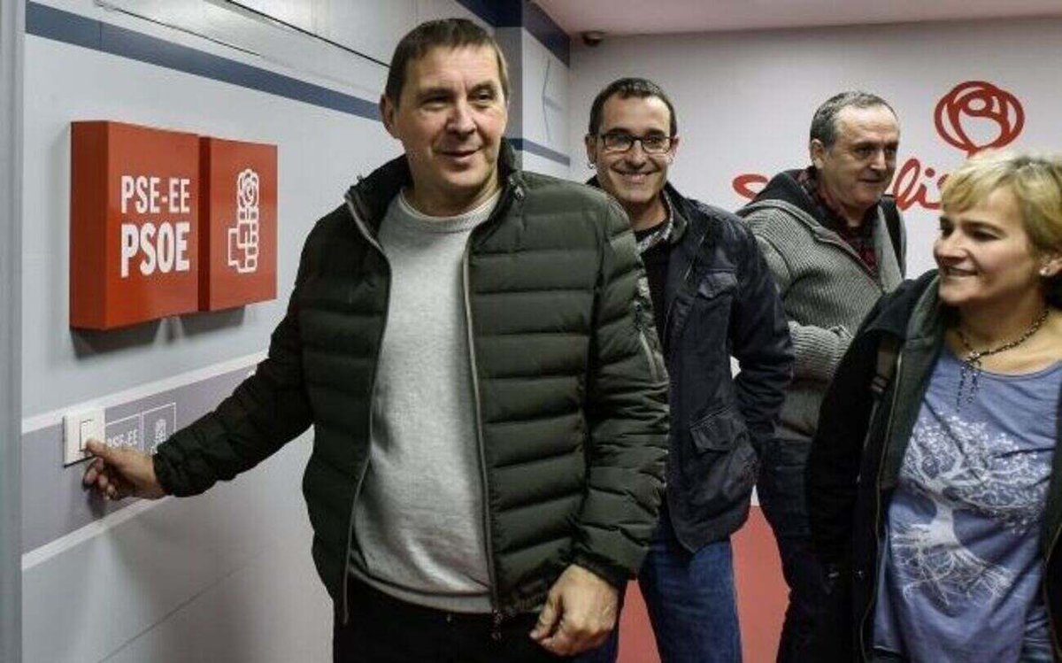 Mitad tetas, mitad tonta 🇪🇸🇯🇪💚 tweet media