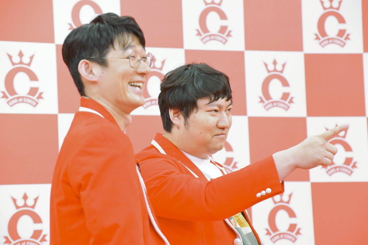 owarai_natalie's tweet photo. ゆとりが生まれたロングコートダディ「キングオブコント2026」出場芸人に王者からエール（会見レポート）

堂前「立ち上がれ！ 夢をつかめ！」
兎「今すぐ走って行け！」
https://t.co/xCjilunpKf

#キングオブコント https://t.co/a77srE1zZf