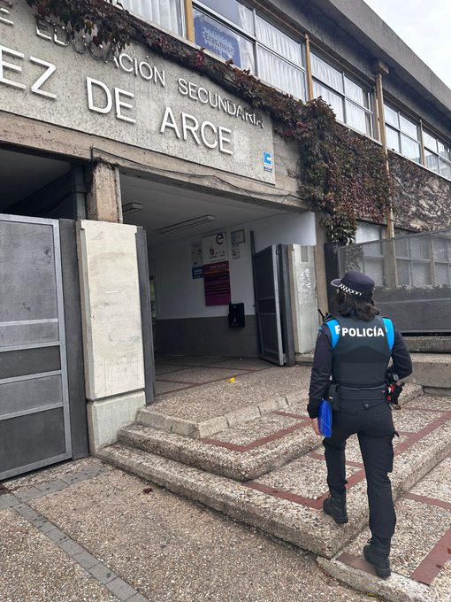 PoliciaMV's tweet photo. 📱💬 Redes sociales, videojuegos online, privacidad...
Los #AgentesTutores imparten charlas sobre seguridad digital para que nuestros jóvenes naveguen con responsabilidad y seguridad
La prevención empieza en el aula👮 👮
#AgenteTutor https://t.co/WkOjybcFDy