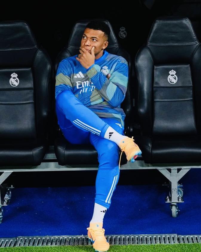 DeadlineDayLive's tweet photo. 🚨 Kylian Mbappé believes there are people inside Real Madrid trying to damage his image. 🤯

It’s the thing that has hurt him the most and the reason why he let everything out in front of the journalists last night. 😤

(Source: @MARCA) https://t.co/8tNqYSBxnE