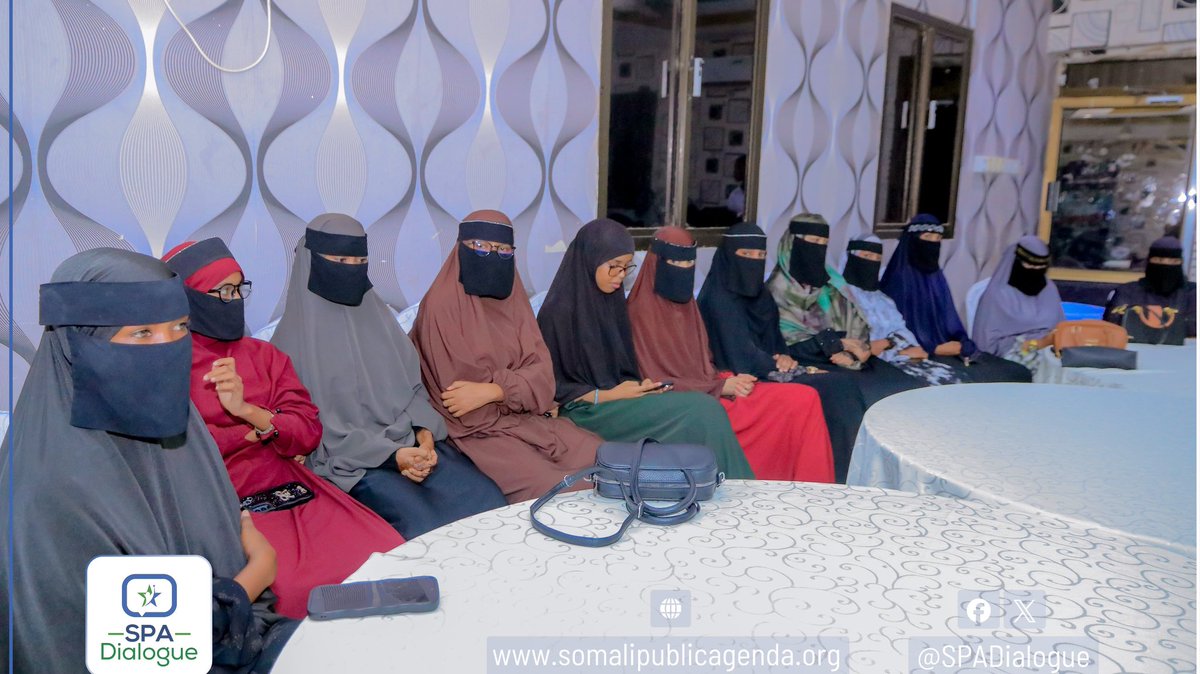 somalipubagenda's tweet photo. Gaalkacyo, Puntland, May 12, 2026: Madasha @SPADialogue_ ee Somali Public Agenda  (SPA) ayaa magaalada Gaalkacyo ee Puntland ku qabatay madal dood-wadaag iyo su’aalo-weydiin isugu jirtay, taas oo ay ku kulmeen Maayarka Dowladda Hoose ee Degmada Gaalkacyo, Puntland, Mudane Hussein Abdinur Mohamed, iyo qeybaha kala duwan ee bulshada. Madashan ayaa ujeedkeedu ahaa xoojinta ka-qaybgalka shacabka ee ka doodista qorshayaasha iyo waxqabadka Dowladda Hoose.

Madasha waxaa diiradda lagu saaray xaaladda guud ee Dowladda Hoose, howlihii ay qabatay, iyo caqabadaha hortaagan shaqada Dowladda Hoose. Waxaa si gaar ah looga dooday arrimaha dakhli-uruurinta, miisaaniyadda sanadlaha ah, iyo xisaab-xirka Dowladda Hoose.

Sidoo kale, dooddu waxay taabatay caqabadaha ugu waaweyn ee haysta maamulka degmada, heerka wada-shaqeynta Dowladda Hoose iyo bulshada, iyo qorshayaasha horumarineed ee Dowladda Hoose u dejisay sanadkaan 2026, gaar ahaan dhinacyada adeegyada aasaasiga ah iyo daah-furnaanta maamul.

Madasha waxaa si firfircoon uga qeybgalay mas’uuliyiin ka tirsan Dowladda Hoose oo uu hormuud u ahaa Maayarka degmada, haween, dhallinyaro, odayaal dhaqameed, iyo culimo, kuwaas oo soo bandhigay aragtidooda, sidoo kale su’aalo weydiiyay maayarka, isla markaana ku biiriyay talooyin wax-ku-ool ah oo ku wajahan maamulka degmada.

Muuqaalka madashan oo dhammaystiran dhawaan ayaan baahin doonnaa.

#SomaliPublicAgenda #Gaalkacyo #Puntland #SPADialogue