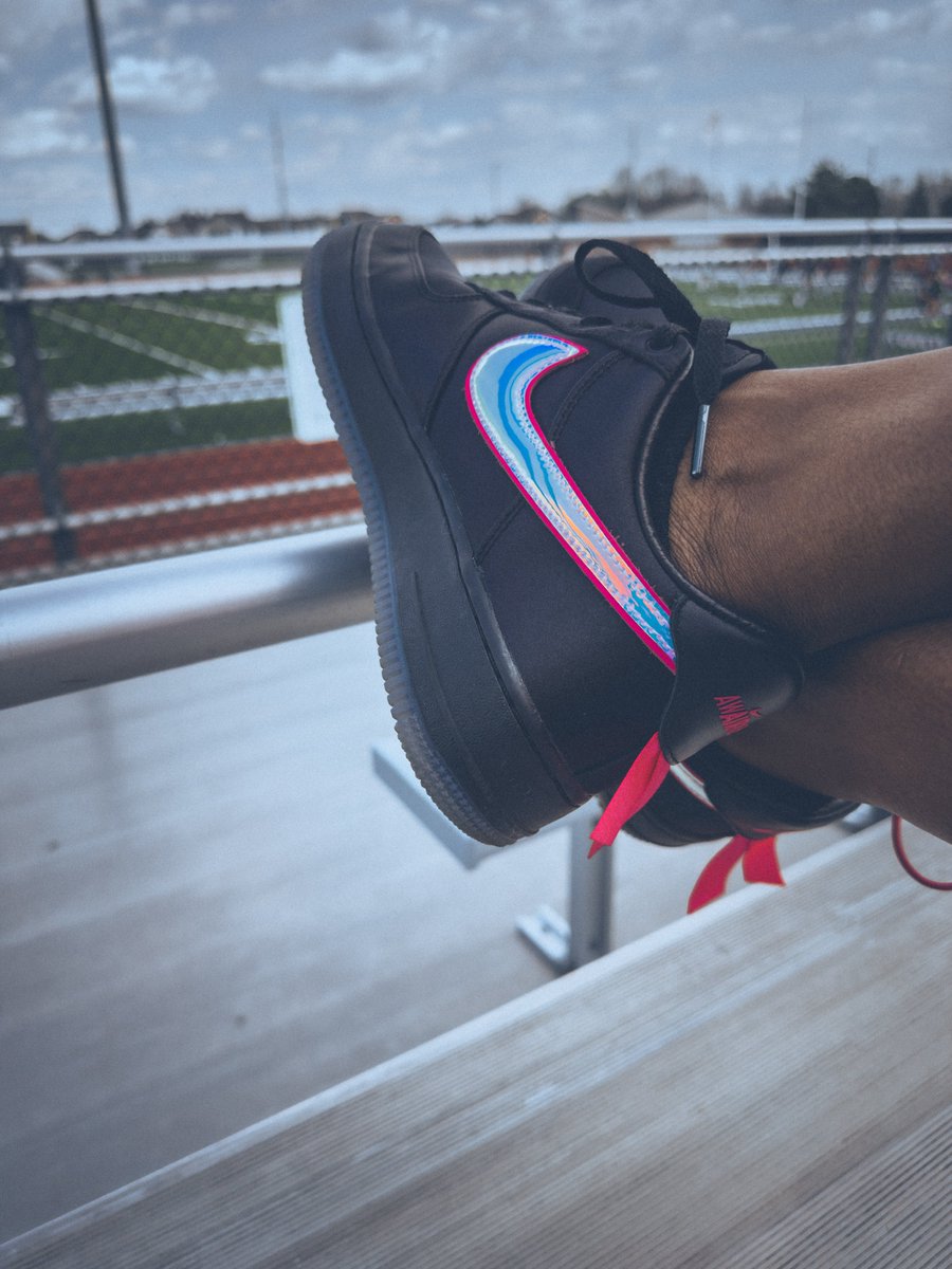 Franky_Babylon's tweet photo. My wife is a survivor of breast cancer. This #FireFriday she rocks Nike Breast Cancer AwAIRness 1s. Tomorrow my family and I, along with many others will be participating in @SusanGKomen Race For The Cure; supporting and remembering those who fight or fought breast cancer.
#KOTD https://t.co/JUyucQoVEv