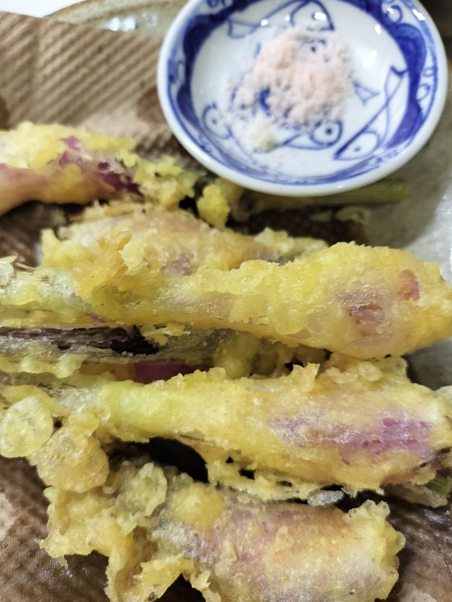 ubaubako's tweet photo. 34週5日
平和な日々。
旦那氏、食後に子どもへ「ごちそうさま」だけじゃなく
「ままおいしかったよ、ありがとう。また作ってね」まで言わせるの。
昔から夫本人もそう言ってくれる。
作った側としては、やっぱり言われるとうれしい。
本日は自分で育てた収穫したての島らっきょうの天ぷらに飛んだ https://t.co/fUAqpOMEr0