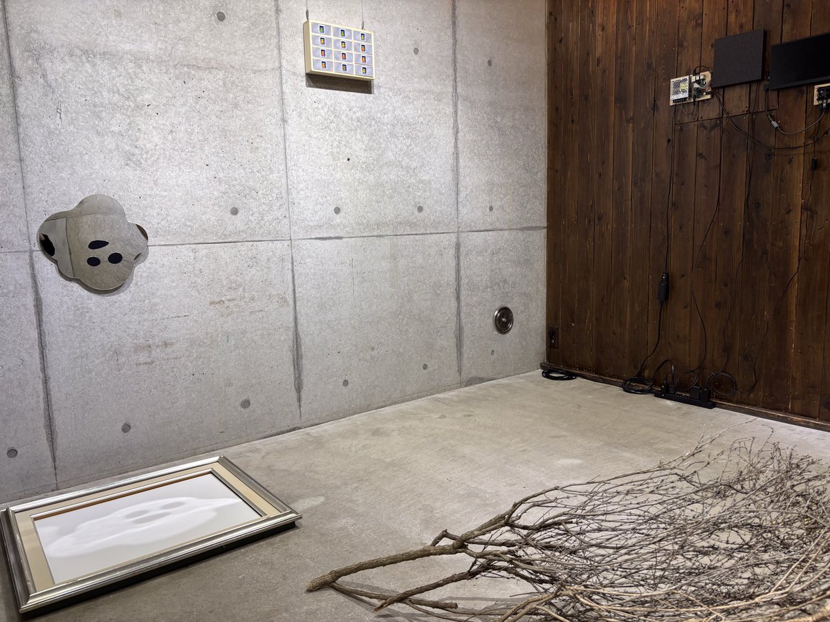 gallery_fu's tweet photo. 左手　コムロヨウスケ《MITAMA #1》
上部に置かれたアクリルプレートが光を反射し、床面に置かれた額縁の中に影（光？）が現れる https://t.co/CroJj4xH2s
