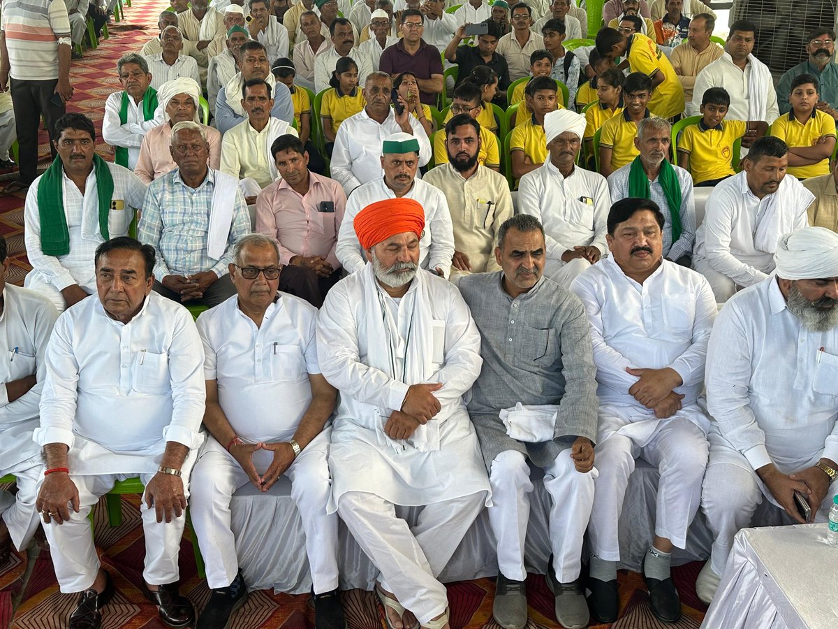 RakeshTikaitBKU's tweet photo. उत्तर प्रदेश के जनपद मुजफ्फरनगर स्थित किसान भवन सिसौली में आज किसान मसीहा महात्मा चौधरी महेंद्र सिंह टिकैत जी की 15 वीं पुण्यतिथि जल जंगल जमीन पर्यावरण बचाओ संकल्प दिवस के रूप में मन���ई गई जिसमें राजनीतिक व सामाजिक पृष्ठभूमि से जुड़े लोगों ने हिस्सा लिया।
@OfficialBKU 
@ANI https://t.co/UaRIlBHDdZ