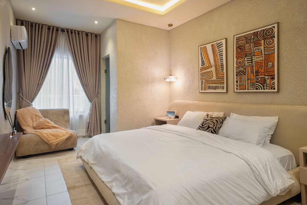 StanisHomes's tweet photo. 🟠Cozy 2 Bedroom Apartment available for shortlet

📍Ikate, Lekki

Caution Deposit: 100k

Rate-200k
Features:

🟠PS5 Fc26, 2k26, Mk, Forza etc
⚫Netflix showmax prime included!
🟠Super-Fast WiFi
⚫Snooker Board

🟠Fully Fitted Kitchen

DM, Call or WhatsApp :+2347075696913 https://t.co/1CLCfy47W1