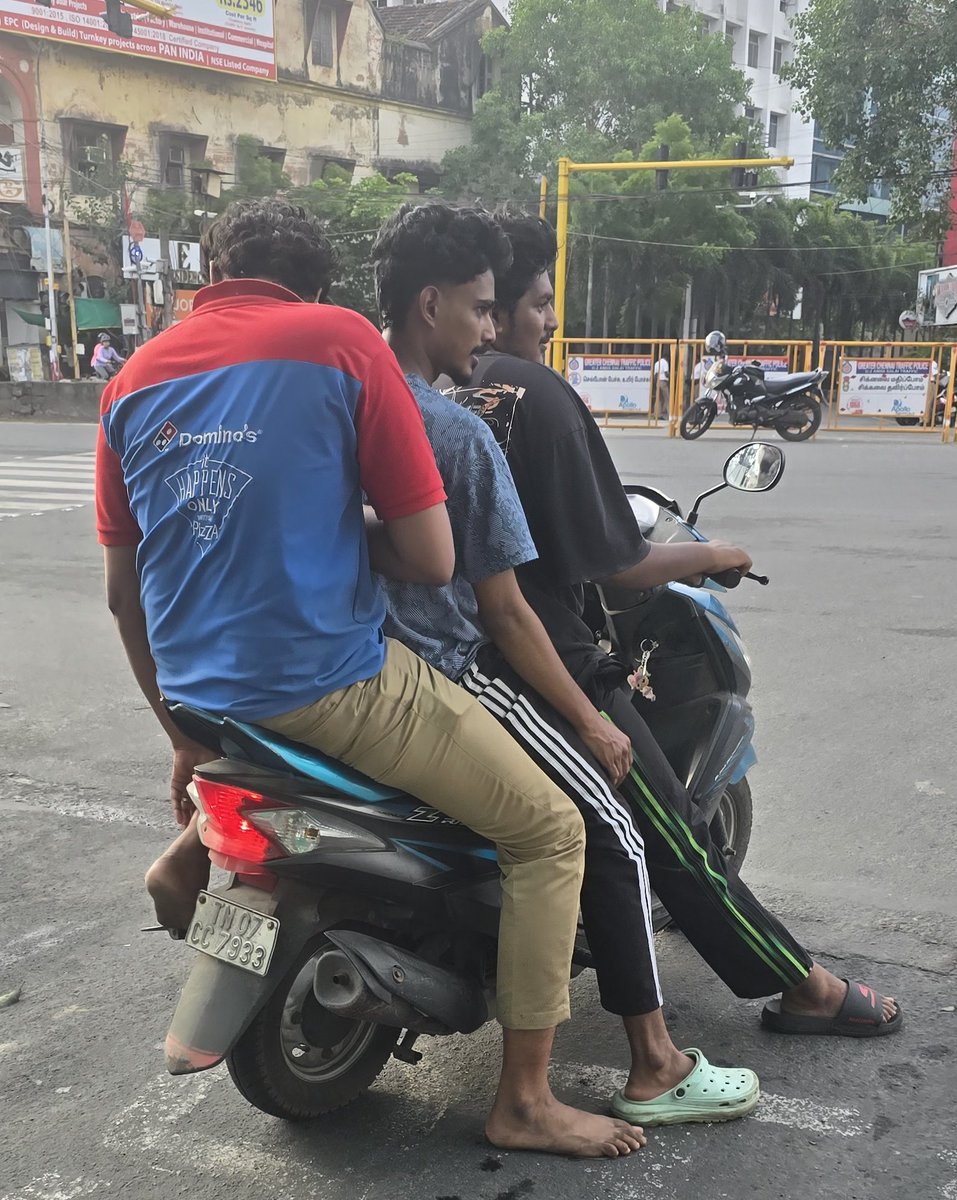 Traffic violation whistle blower tweet media