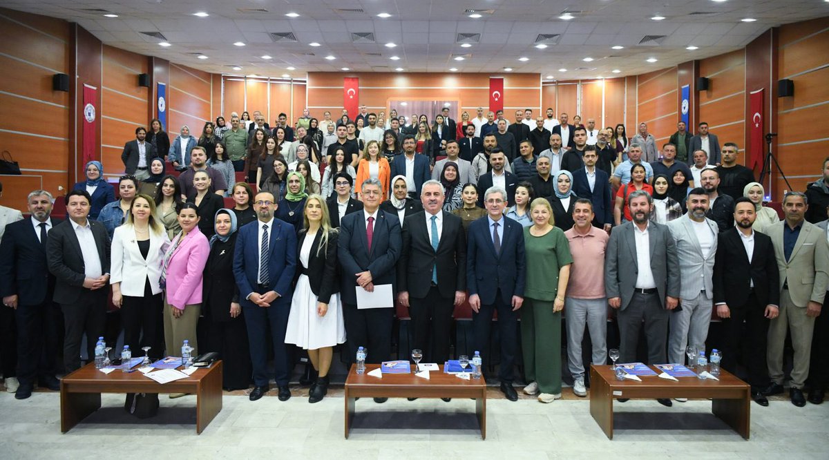 hizmetissendika's tweet photo. ÖZDEMİR: “EV İŞÇİLERİ İÇİN YASAL DÜZENLEME BİR AN ÖNCE YAPILMALIDIR”

Konfederasyonumuz HAK-İŞ ve Pamukkale Üniversitesi iş birliğiyle, 15 Mayıs 2026 tarihinde “Ev Hizmetlerinde Çalışanların Çalışma Yaşamındaki Konumu: Örgütlenme, Sosyal Güvenlik ve İş Sağlığı Güvenliği Paneli” düzenlendi.

Ayrıntılar 👇

https://t.co/lkzBNh6JXP
