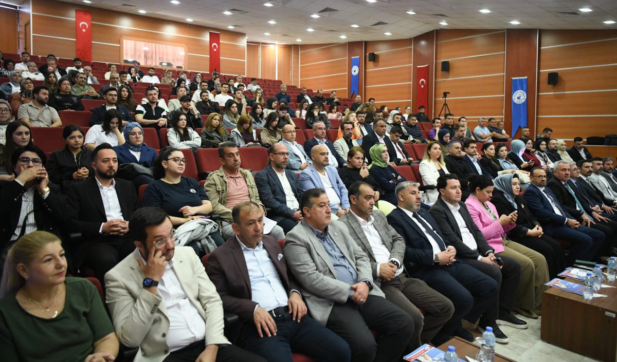hizmetissendika's tweet photo. ÖZDEMİR: “EV İŞÇİLERİ İÇİN YASAL DÜZENLEME BİR AN ÖNCE YAPILMALIDIR”

Konfederasyonumuz HAK-İŞ ve Pamukkale Üniversitesi iş birliğiyle, 15 Mayıs 2026 tarihinde “Ev Hizmetlerinde Çalışanların Çalışma Yaşamındaki Konumu: Örgütlenme, Sosyal Güvenlik ve İş Sağlığı Güvenliği Paneli” düzenlendi.

Ayrıntılar 👇

https://t.co/lkzBNh6JXP