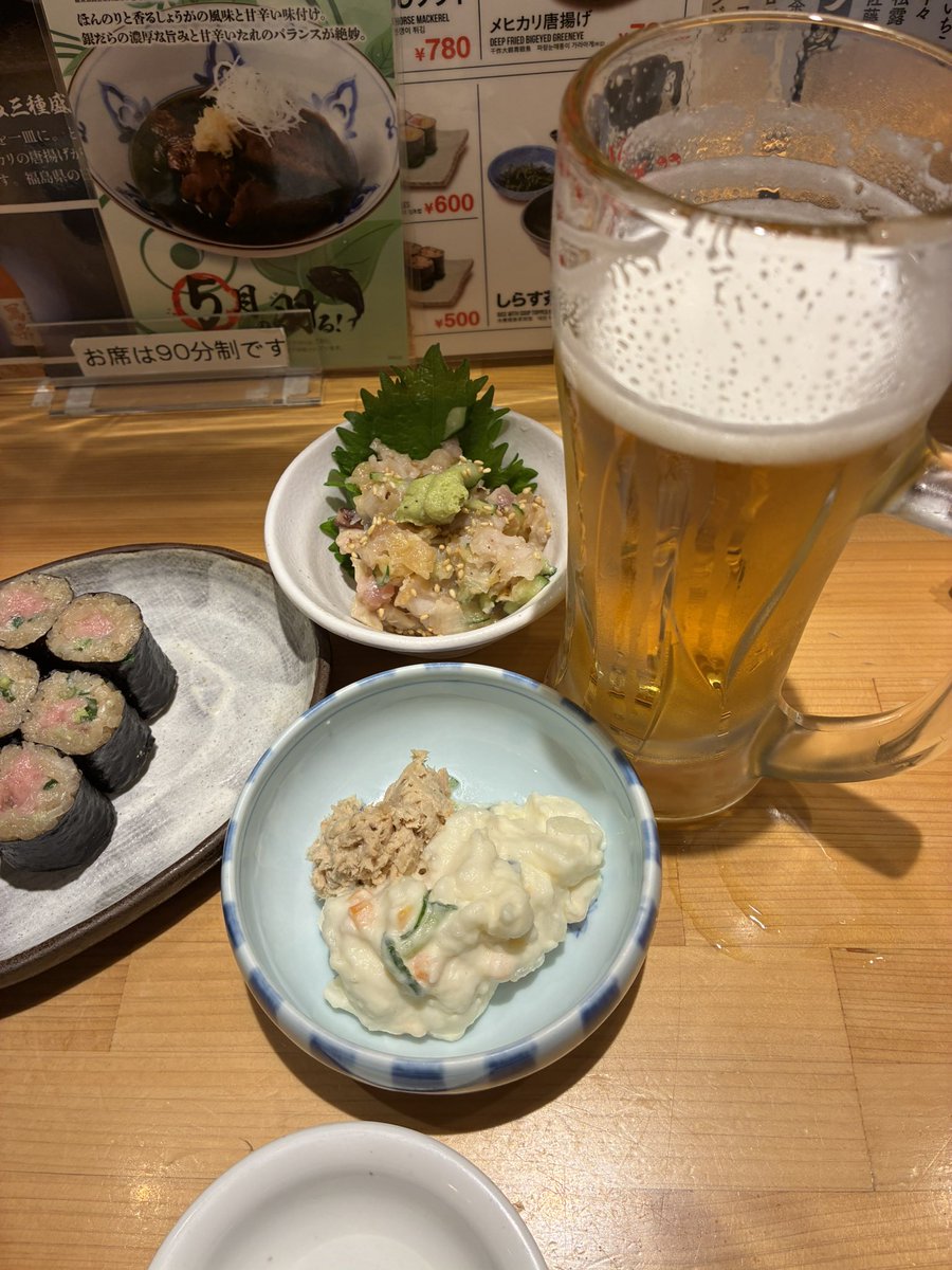_asmz's tweet photo. 新幹線止まって仙台に帰れない東京駅の民 https://t.co/uUvruZoJck