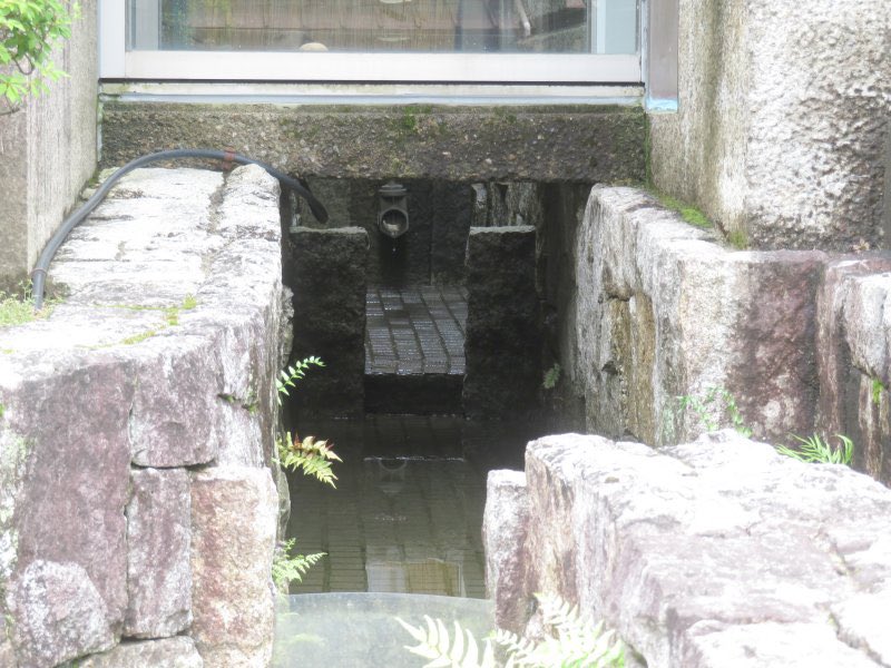 WOnokun's tweet photo. 岐阜県郡上市で見かけた暗渠。
郡上八幡博物館の下を通っている？
#暗渠
#郡上八幡博物館
#郡上市
#郡上八幡
5/4 https://t.co/Sy846psYqt