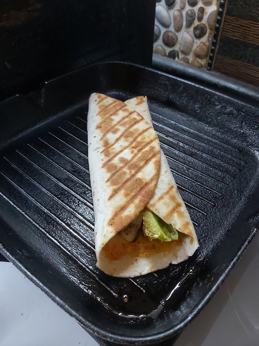 imsimran's tweet photo. Grilled paneer wrap by me. Homemade sauces, capsicum onion relish, seasoning, lettuce, and ofcourse, cheese 🎶☕ https://t.co/gky5dcdeAf