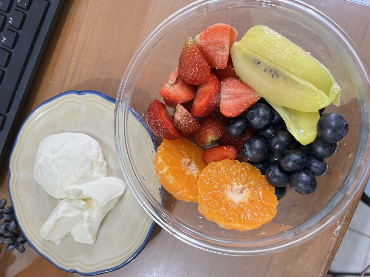 Celinecikitha's tweet photo. Sesekali aja minum jus kemasan gitu guys, karna gulanya tinggi bgt. Usahakan real fruits juga yah🫶🥰
Prefer makan buah dicocol greek yogurt, bagus buat pencernaan dan vagina🤍 https://t.co/nbVQN7V2Sm