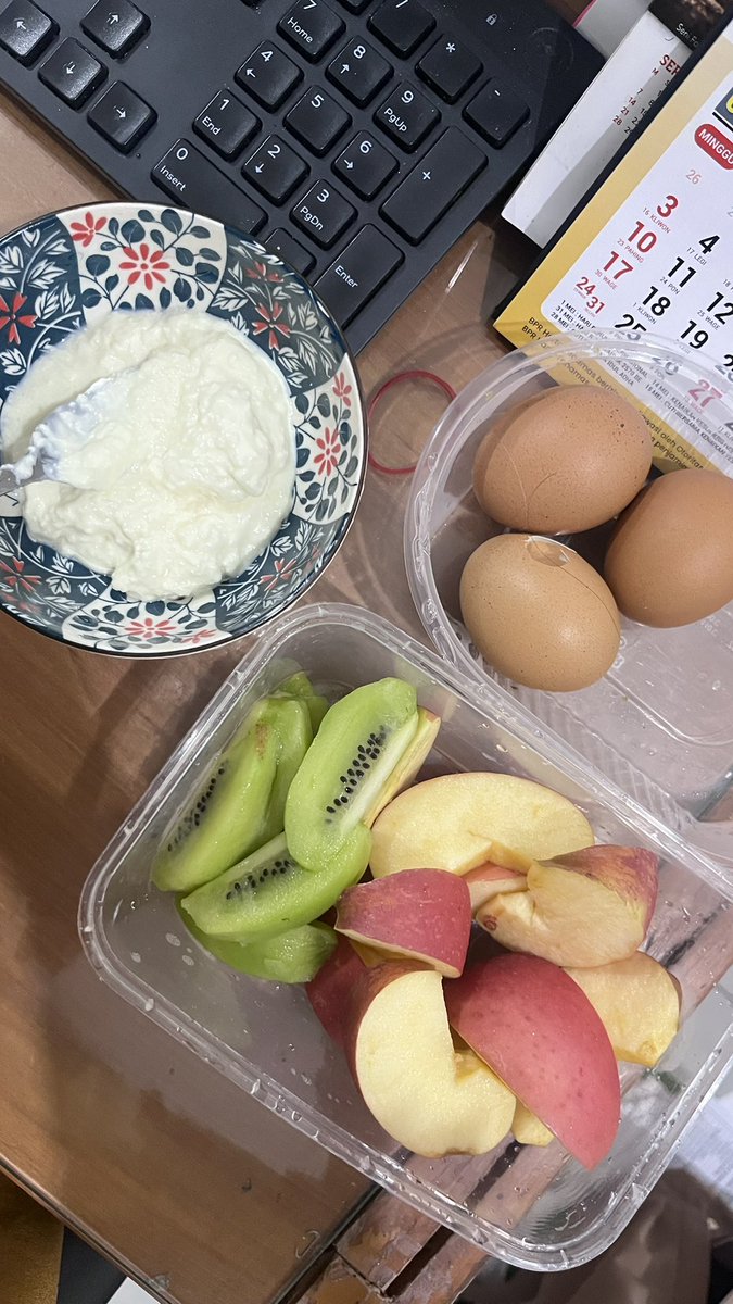 Celinecikitha's tweet photo. Sesekali aja minum jus kemasan gitu guys, karna gulanya tinggi bgt. Usahakan real fruits juga yah🫶🥰
Prefer makan buah dicocol greek yogurt, bagus buat pencernaan dan vagina🤍 https://t.co/nbVQN7V2Sm