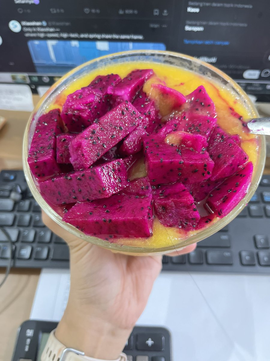 Celinecikitha's tweet photo. Sesekali aja minum jus kemasan gitu guys, karna gulanya tinggi bgt. Usahakan real fruits juga yah🫶🥰
Prefer makan buah dicocol greek yogurt, bagus buat pencernaan dan vagina🤍 https://t.co/nbVQN7V2Sm