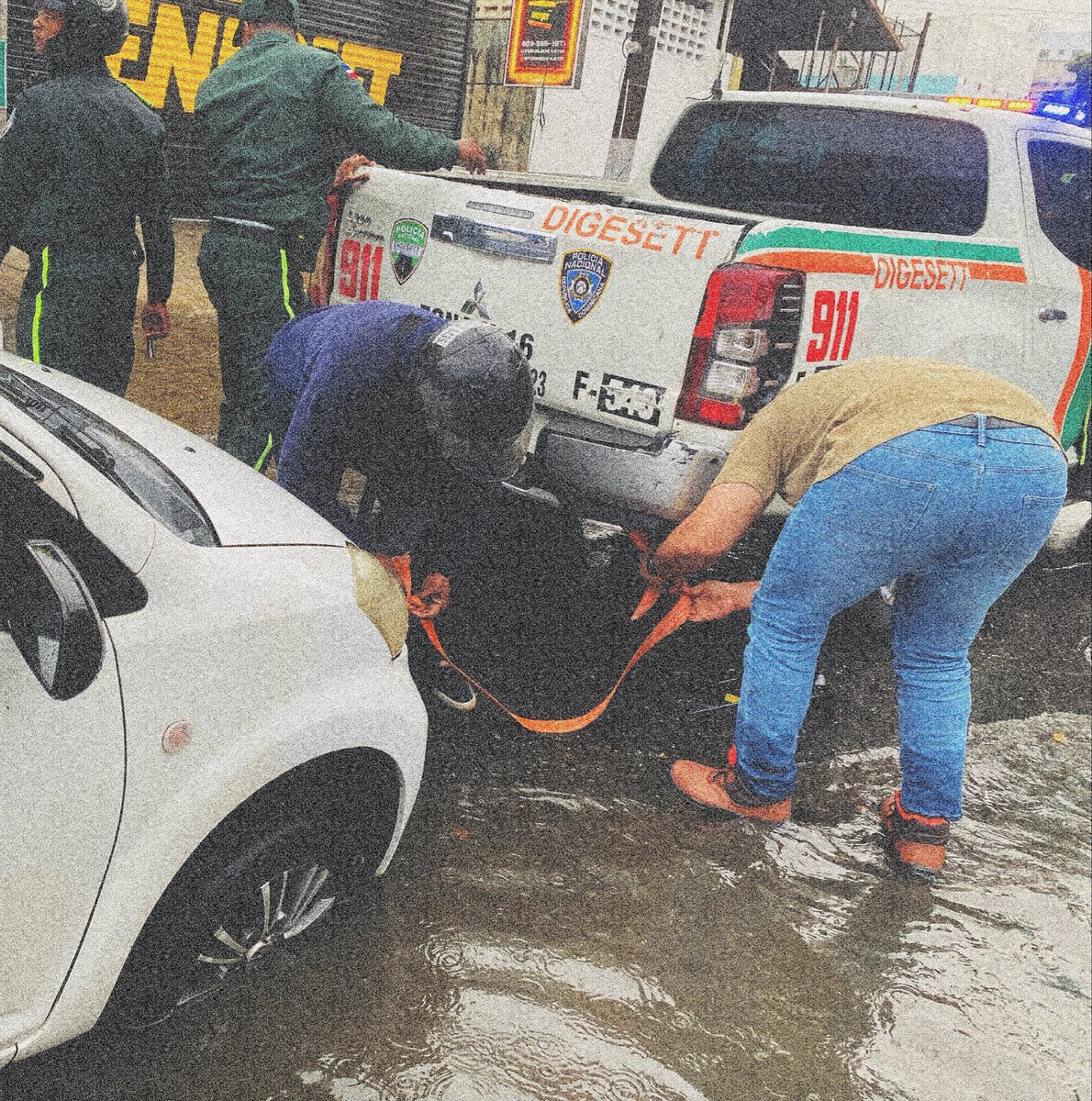 Pao_Glez01's tweet photo. Llegué llorando al trabajo de la rabia y la impotencia 🤬😭

Venía temprano al trabajo y con apenas dos gotas de agua que cayeron, ya habían calles del DN con tremendos charcos. 

En la Gustavo con Bohechío, hay una cloaca profundísima que, por el agua, no se veía… y caí ahí. El pobre Olaf quedó atascado en medio del charco.

Por suerte, Dios siempre pone gente buena y solidaria en el camino. Gracias a los agentes de @digesettrd_ , a un usuario de esta red que me reconoció y fue el primero en auxiliarme, y a un señor que andaba en motor 🥹🥹🥹

Ojalá que el @MOPCRD se digne a resolver ese hoyazo antes de que ocurra una desgracia mayor.