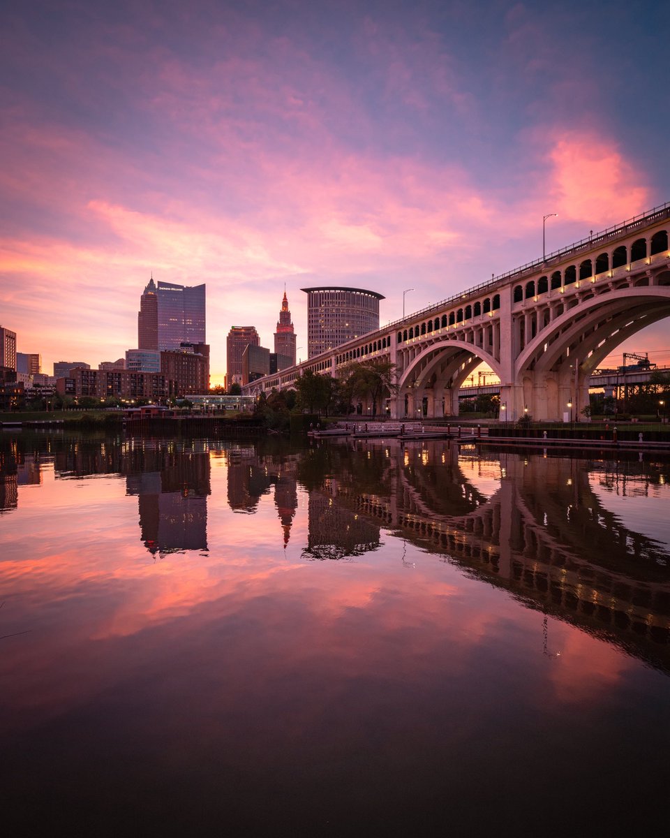 GabeWasylko's tweet photo. Friday’s Heritage Park Sunrise in Cleveland, Ohio https://t.co/gBdiJnW5QW