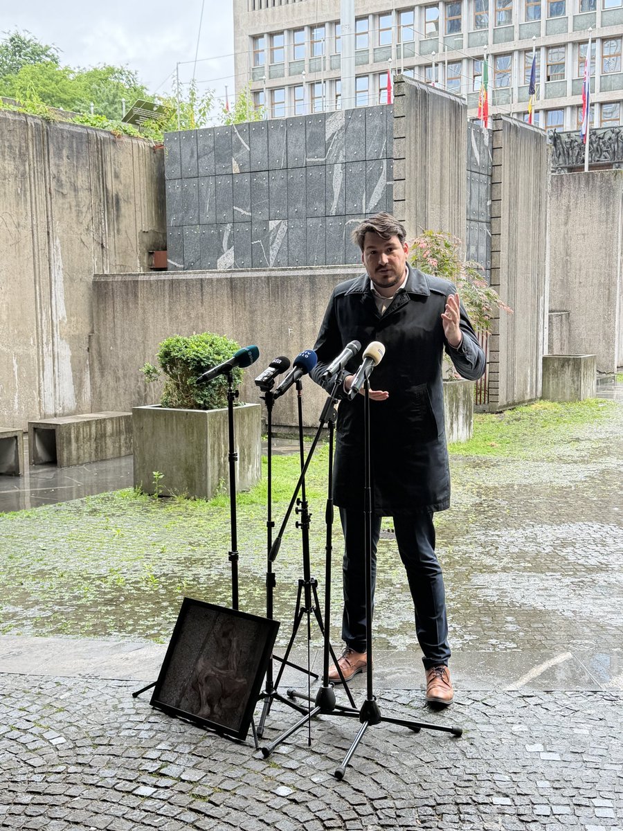 organizacijaSDM's tweet photo. Predsednik Slovenske demokratske mladine je danes skupaj s predstavniki Mlade Slovenije, Mladih demokratov, Resni.carjev, Mladinskega ceha in Mladih za domovino poudaril, da si vsaka žrtev povojnih pobojev zasluži dostojen pokop, ime in grob.

Mladi moramo razumeti pomen zgodovine in ohranjanja spomina, ne zaradi delitev, temveč zaradi spoštovanja človekovega dostojanstva in pietete do vseh žrtev.

Pripravlja se vlada narodne enotnosti in prav teme, kot so spoštovanje, sprava in zgodovinski spomin, so tiste, ki nas lahko povezujejo kot narod.

Zato pozivamo predsednico “vseh Slovenk in Slovencev”, da podpre zakon, ki bo omogočil dostojen pokop vseh žrtev povojnih pobojev.
Nihče ne bi smel ostati brez groba. 🕯️