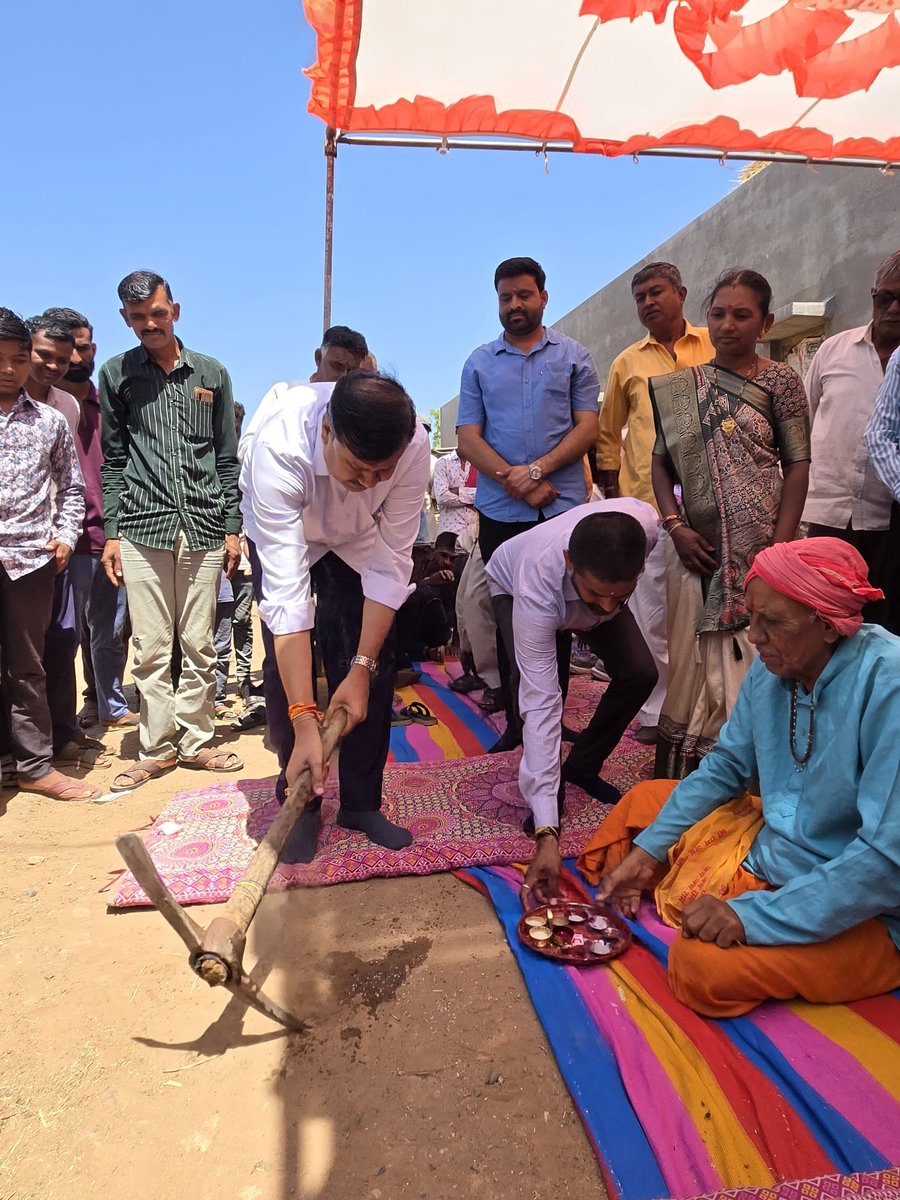 JagdishMakwana_'s tweet photo. આજે વઢવાણ વિધાનસભા વિસ્તારના રૂપાવટી થી રાવળીયાવદર વચ્ચેના  ₹૪ કરોડ ના ખર્ચે નવા બનનારા રસ્તાનું  ખાતમુહૂર્ત કર્યું.

આ આધુનિક અને મજબૂત માર્ગ માત્ર બે ગામોને જોડશે એટલું જ નહીં, પણ આ વિસ્તારના ખેડૂતો, વેપારીઓ અને ગ્રામજનોના સપનાઓને નવી ગતિ આપશે. https://t.co/9dPENDcGmH