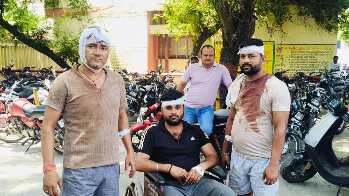 IndiaNewsUP_UK's tweet photo. #Breaking इटावा: जमीनी विवाद में पत्रकार मधुर शर्मा और उनके भाई पर दबंग भू-माफियाओं का हमला। बीच-बचाव करने पहुंचे दुकानदार विनीत भी घायल। सभी घायलों का जिला अस्पताल में इलाज जारी, पुलिस जांच में जुटी।
#Etawah #UPNews #LandDispute #JournalistAttack @etawahpolice @DistrictEtawah @CMOfficeUP @myogiadityanath