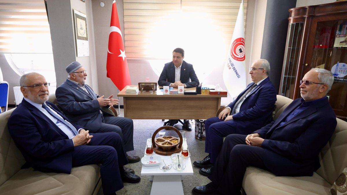 dinbirder's tweet photo. Saadet Partisi Genel Başkanı Mahmut Arıkan Genel Merkezimizi ziyaret etti. Genel Başkanımız Muhittin Hamdi Yıldırım ile görüşen Arıkan, üye ve idarecilerimize de hitap etti. Ziyarette Samsun Milletvekili Mehmet Karaman ve İstanbul Milletvekili Mustafa Kaya da hazır bulundu. https://t.co/Mdl4dpGC1A