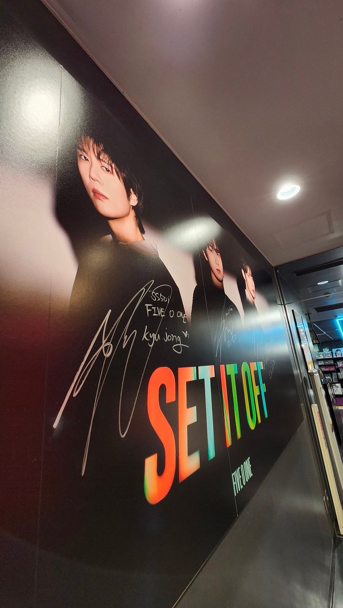 ssmisa1112's tweet photo. 🇯🇵グループのCD引き取り忘れてて 期限近いから 引き取りしに行ったけど
5階エレベーターホールで、
こないだの３日間 回顧してしまった🫠
多分、当分タワレコ行く用ないから
見納めかな…これ、この後どうするのかな… 捨てないで…💦はああ かっこいい😭 https://t.co/7AzyspSMvz