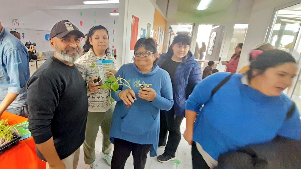 Val_Fabian's tweet photo. Un gran encuentro con la comunidad de #VillaMiramar en el #CDIF.🙌

Junto a los diferentes dispositivos del @MunicipioBahia participamos de la jornada a Puertas Abiertas, en nuestro stand entregamos plantines de estacion a los asistentes para el inicio de la #HuertaFamiliar🌱.

¡Sigamos unidos y #EnEquipo🙌!
#HuertasDeLaCiudad🍅🥦🌼 del @MunicipioBahia.