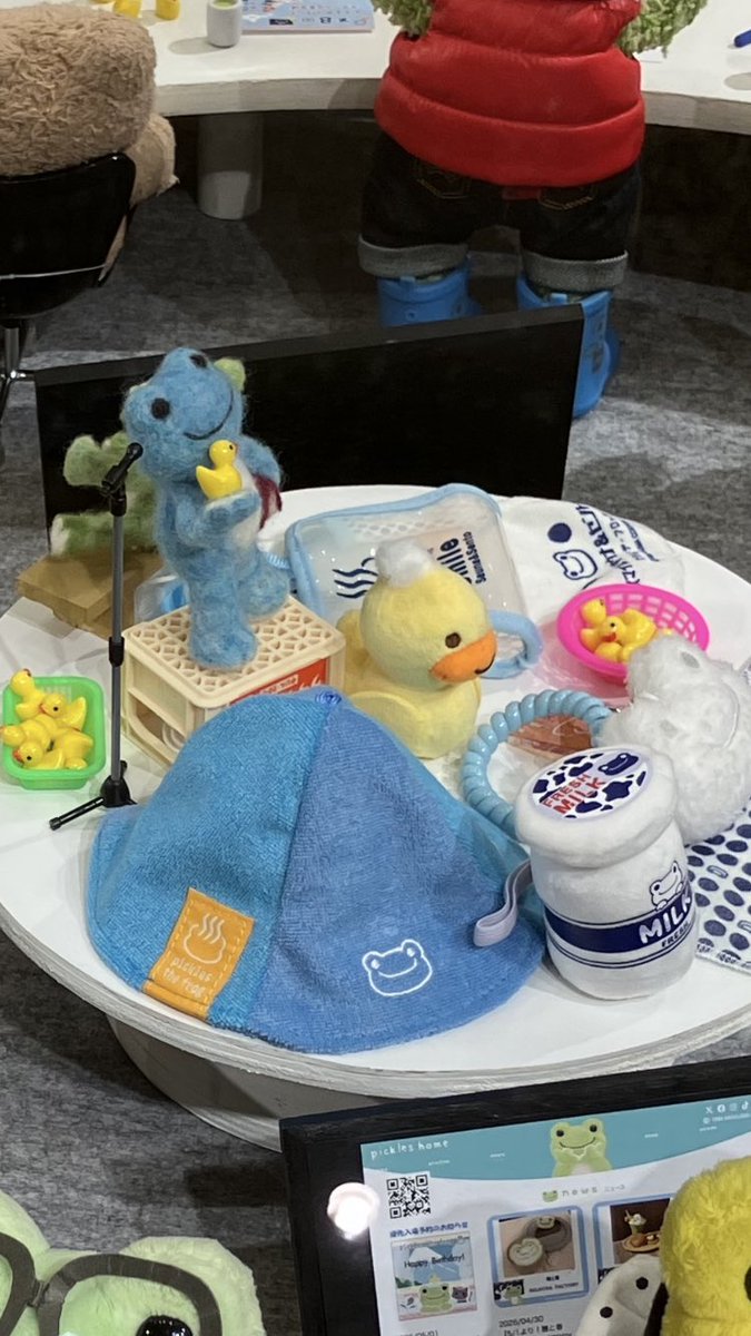 _pink_frog_'s tweet photo. 本日、pickles the frog Happy Birthday! に参戦致しました。今回も可愛い子をおむかえる出来てうれしー^_^
今回の刺さった🎯ポイントは、店長会議の真ん中で『湯に入れ、さすれば救われる』と、説く教祖サマ。
コラボメニューも美味でした。
#かえるのピクルス
#スカイツリー
#happybirthday https://t.co/jjTeRtsspJ