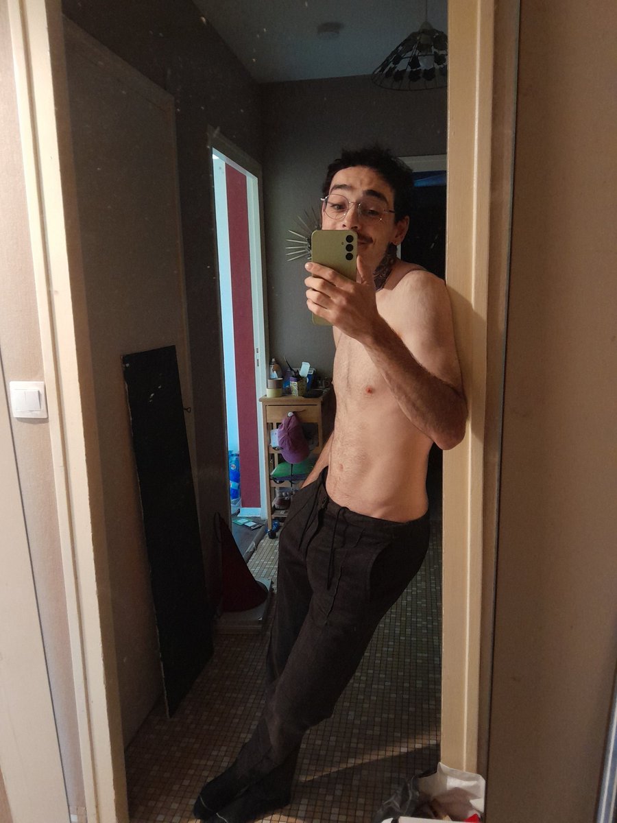 DisorderAnti's tweet photo. J'habite tt seul donc je peux monter des maquettes dans le salon et me balader à poil, c'est incroyable https://t.co/ZweYUcaMzA