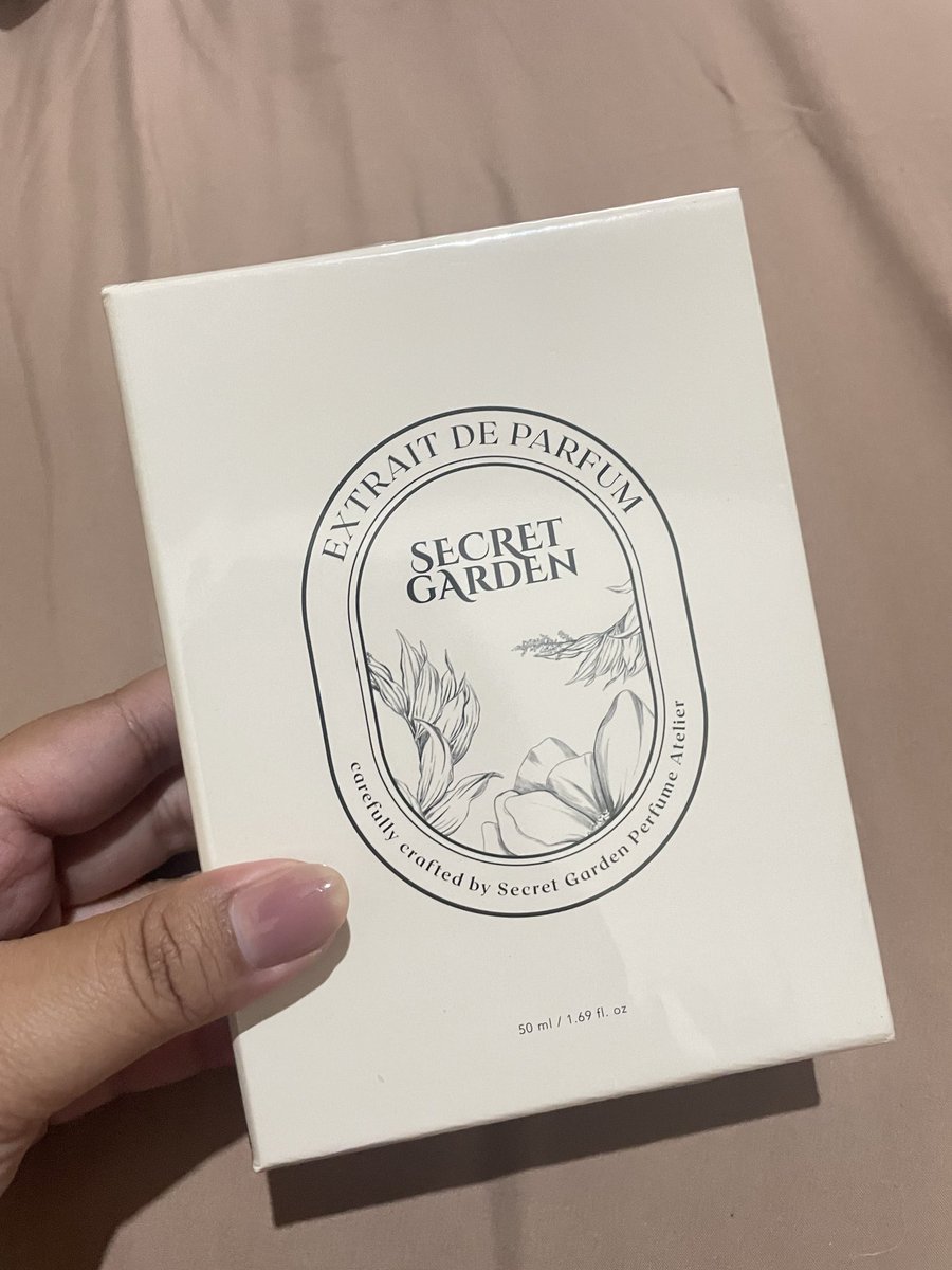 edeedaa's tweet photo. pengen beli parfum ini dari lama karena dari botolnya aja mewah gt dan baca-baca reviewnya jg bagus, setiap ke mall selalu liat boothnya tp ragu untuk mampir😌

setelah beli dan coba ternyata memang wangi dan tahan lama banget😩✨ https://t.co/rsv6QeR02p