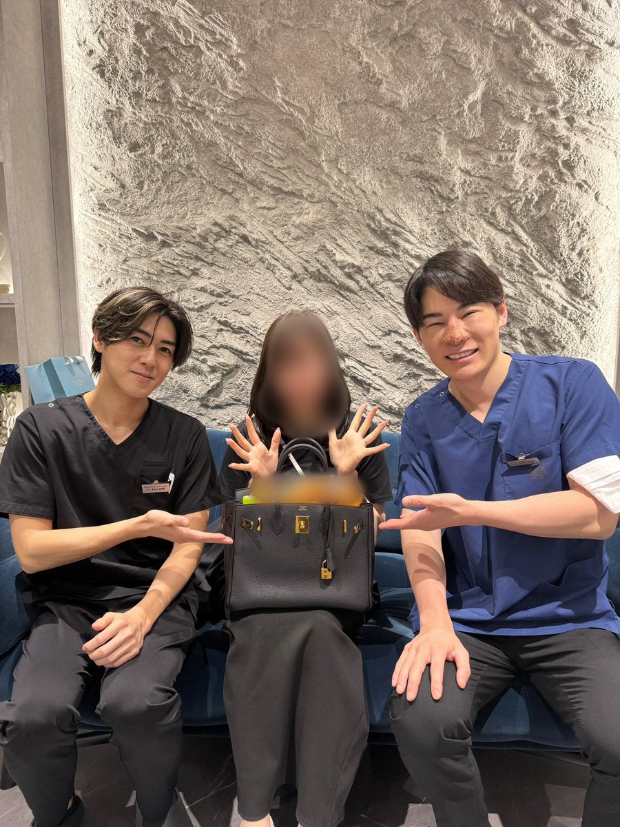 今日は沢山記念撮影を頼まれました。 腫れが治まる前に鼻を切った僕と写真撮りましょう