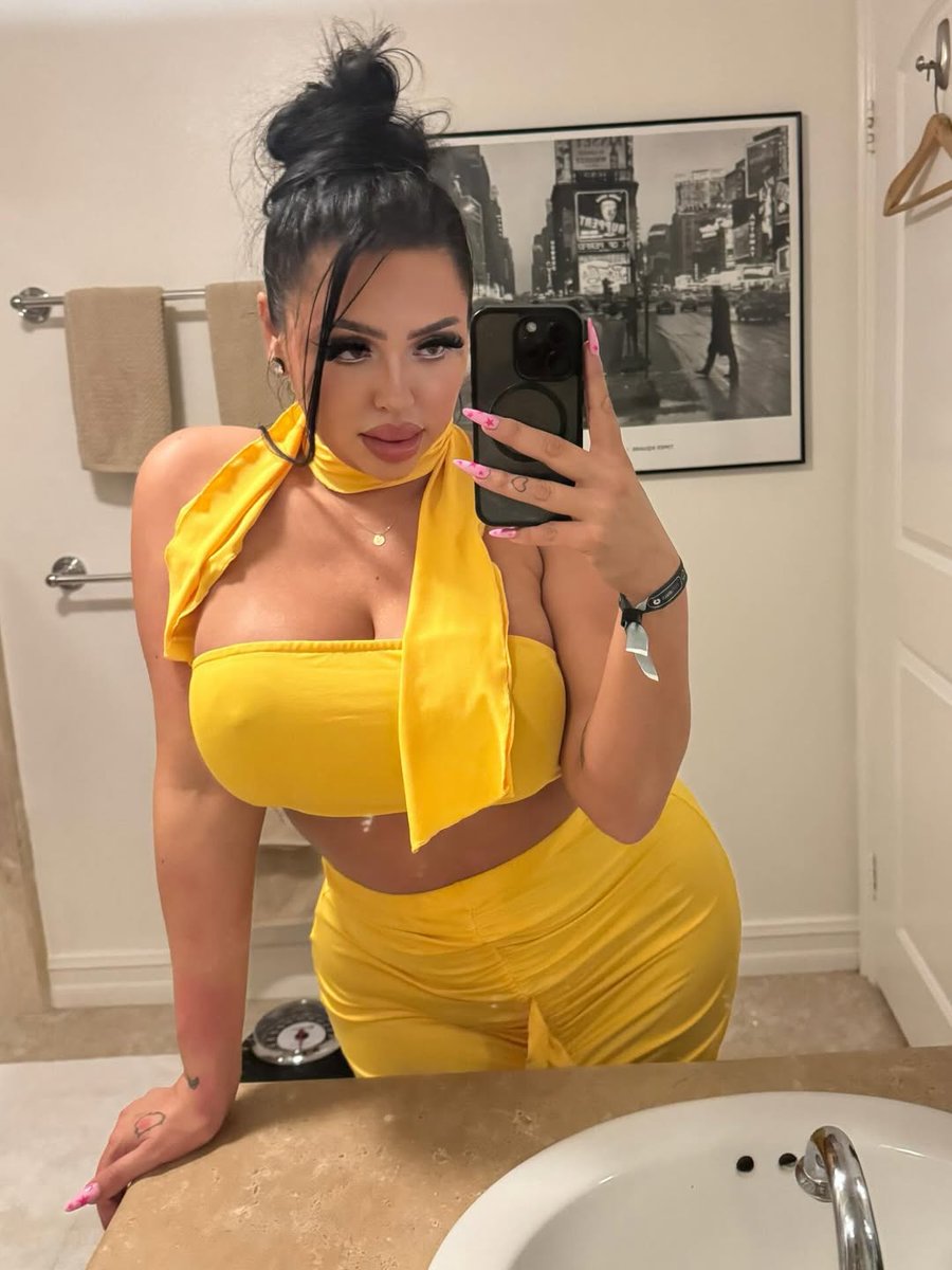 princesselianax's tweet photo. A queen doesn’t beg, she receives. https://t.co/XlNPo0jSNN