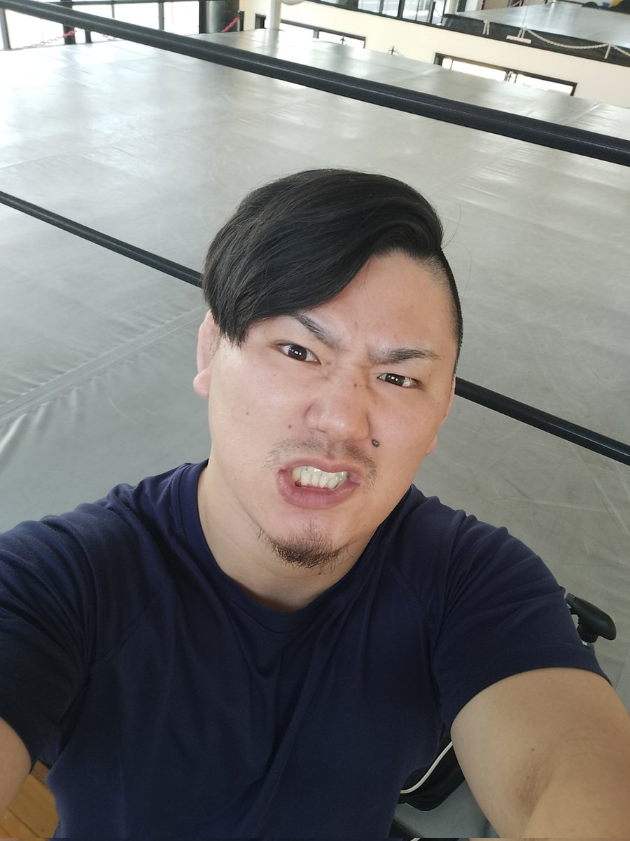 SYUN_dropkick's tweet photo. レッスルゲート道場にて練習‼️

HANZOさん指導のトレーニングを自分なりに日々の鍛錬に落とし込んだら少し体の動きが軽くなってきた気がする

意識はほんと大事

明後日は…名勝負になる様な気が多分するw
入場無料だから是非観に来て下さい😆
#レッスルゲート
#DROPKICK
#駿之介
#HEATUP
#超YAMAGUCHI https://t.co/ehneajt0lF