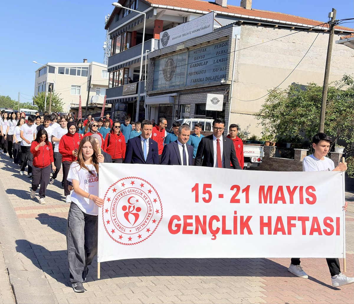 ozanbileyci's tweet photo. “Gençlik Haftası” etkinliklerimiz, Ergene Marmaracık Mahallesi 15 Temmuz Demokrasi Meydanı Atatürk Anıtı’nda gerçekleştirdiğimiz çelenk sunma töreniyle başladı. https://t.co/eY2FyP4HQ4