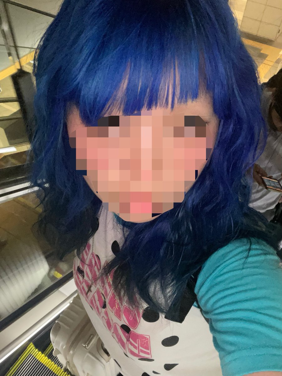 4kiR1c's tweet photo. にじフェス行けないの悔しすぎるのでとりあえず髪青くした https://t.co/W4YUVrAOe2