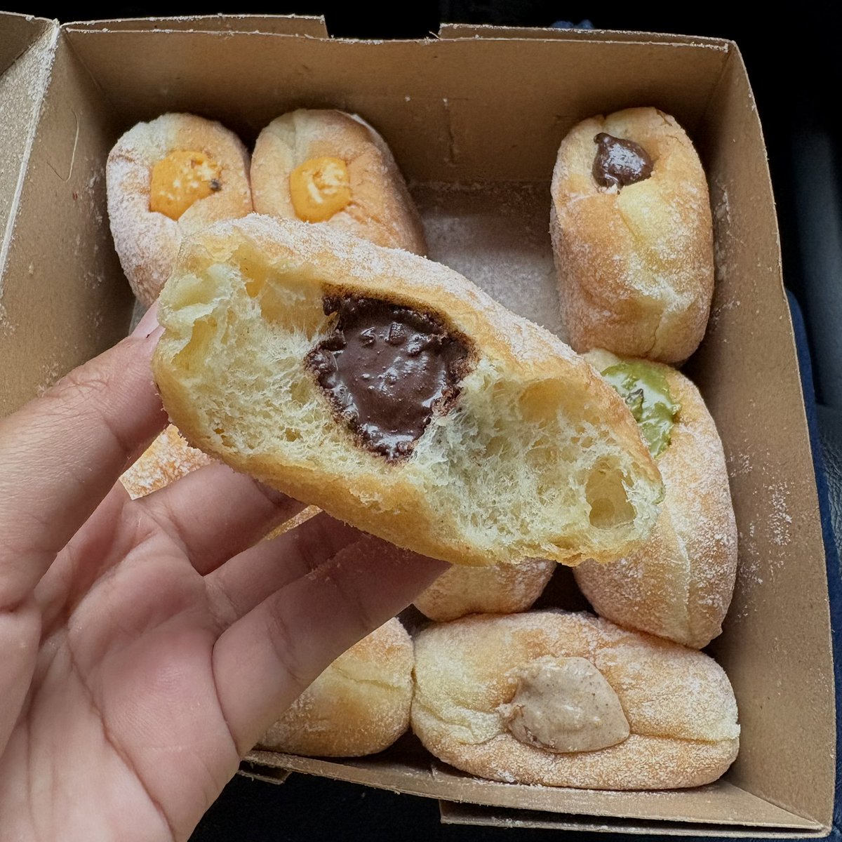 yearendsale_'s tweet photo. 📍Donat Maryam
🍩https://t.co/1WTsGfSm2G
⭐️4.9/5 (3,6rb ulasan)

Donat & bomboloni rumahan yang cukup famous dikalangan warlok, tipe donat jadul tapi teksturenya empuk, ringan, nggak seret, nggak minyakan dan toppingnya melimpah. 

harganya juga murah! beneran seworth it itu, bisa buat camilan atau oleh-oleh kalau liburan dari jogja. menurutku prefer beli online aja, karna belum bisa dine in.