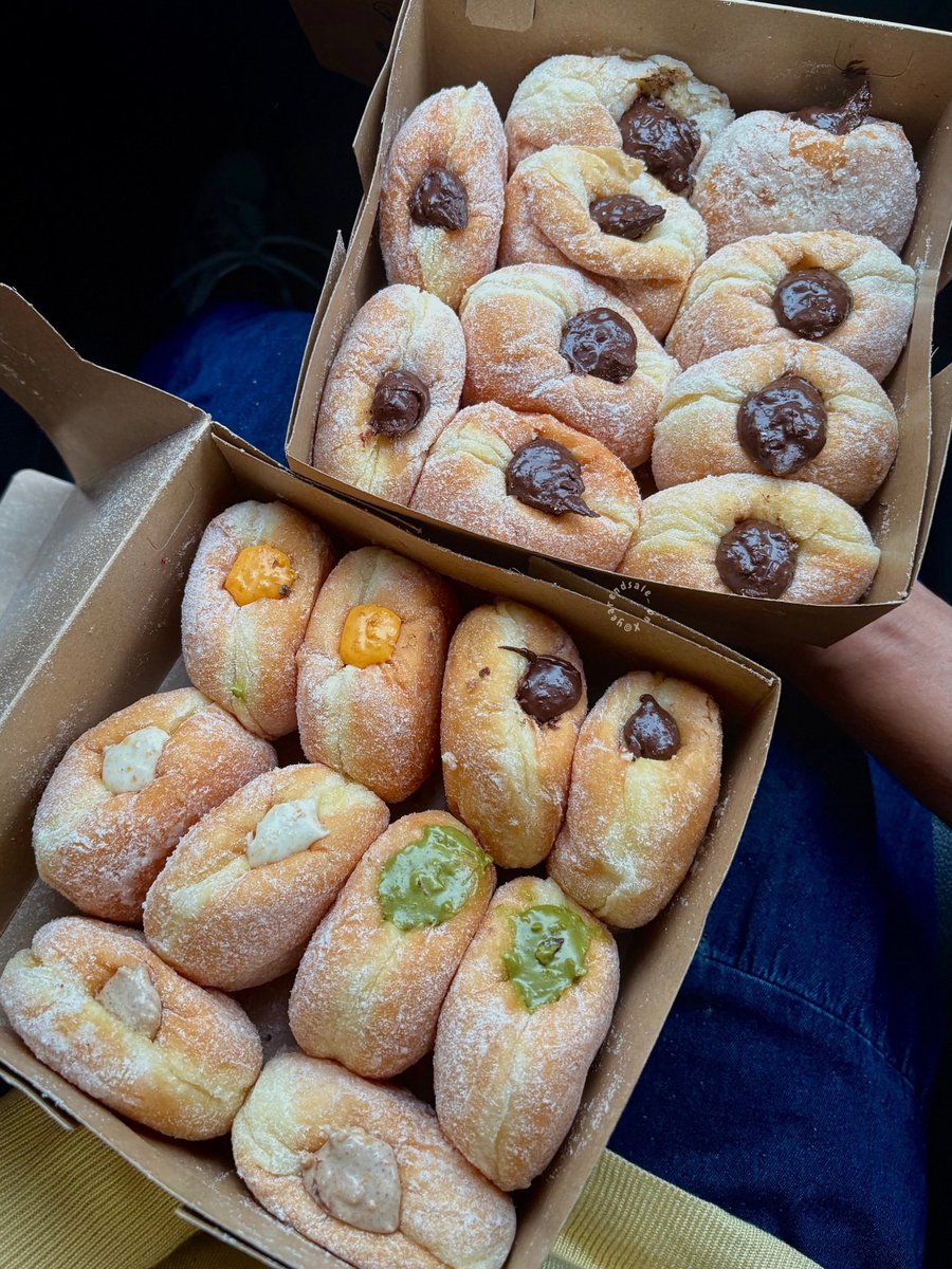 yearendsale_'s tweet photo. 📍Donat Maryam
🍩https://t.co/1WTsGfSm2G
⭐️4.9/5 (3,6rb ulasan)

Donat & bomboloni rumahan yang cukup famous dikalangan warlok, tipe donat jadul tapi teksturenya empuk, ringan, nggak seret, nggak minyakan dan toppingnya melimpah. 

harganya juga murah! beneran seworth it itu, bisa buat camilan atau oleh-oleh kalau liburan dari jogja. menurutku prefer beli online aja, karna belum bisa dine in.