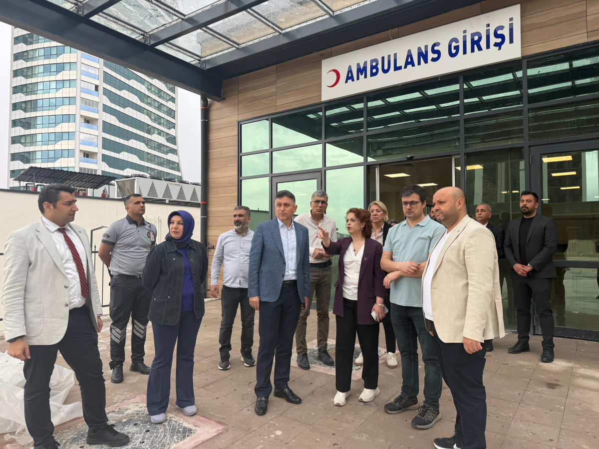 gaziantepism's tweet photo. Gaziantep’te sağlık altyapısını güçlendirecek önemli yatırımlardan biri olan 300 yataklı ek hizmet binasında sona gelindi.

İl Sağlık Müdürümüz Dr. Beytullah Şahin, açılış öncesinde Cengiz Gökçek Kadın Doğum ve Çocuk Hastalıkları Hastanesi ek hizmet binasını ziyaret ederek yürütülen çalışmaları yerinde inceledi.

Gerçekleştirilen incelemelerde; hasta kabul alanları, poliklinikler, servisler, yoğun bakım üniteleri ve teknik bölümlerdeki son hazırlıklar değerlendirildi. Modern altyapısı ve yatak kapasitesiyle dikkat çeken ek hizmet binasında 80 poliklinik, 237 servis yatağı, 63 yoğun bakım yatağı, 22 özel doğum odası ve 8 ameliyat masası yer alacak.

Mevcut kadın doğum acil ve çocuk acil birimleri de yeni hizmet binasına taşınarak vatandaşlarımıza sağlık hizmeti sunmaya devam edecek.

#GaziantepİlSağlıkMüdürlüğü #SağlıkŞehriGaziantep

@saglikbakanligi
@sbkhgm
@gantepvaliligi 
@drbeytullahsahn 
@CengizGokceKdcH